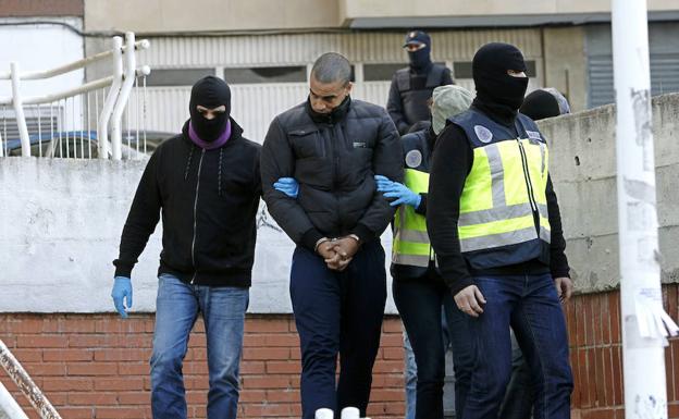 Agentes con uno de los 18 jóvenes detenidos en la operación contra algunos miembros de Indar Gorri en 2016. 