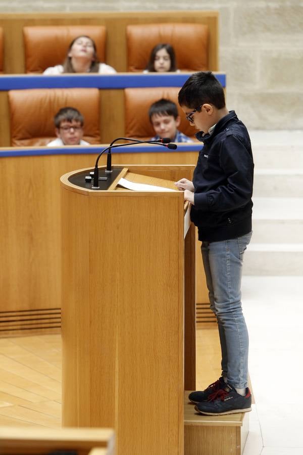 La presidenta del Parlamento de La Rioja, Ana Lourdes González, ha apelado hoy a la necesidad de trabajar en valores como la tolerancia, la compresión, el respeto y la convivencia para fomentar y aumentar la confianza. González ha presidido el Pleno infantil «Diputados por un día», organizada por Aldeas Infantiles y en la que han participado 44 alumnos de Haro y Moncalvillo, cita la agencia Efe en un comunicado.