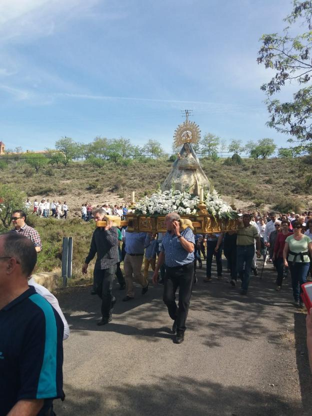 Bajada de la Virgen del Villar de su ermita a Igea, el domingo. :: l.r.