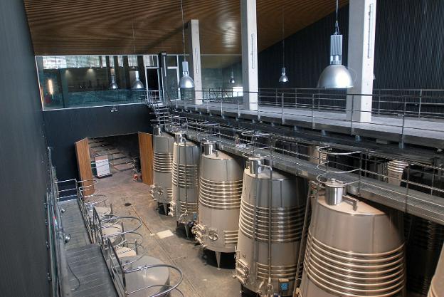 Nave de elaboración de la bodega institucional de La Grajera. :: L. R.