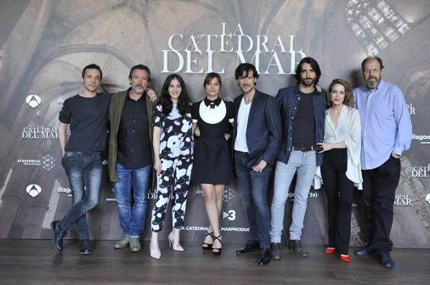 El elenco de la serie está encabezado por Michelle Jenner, Aitor Luna y Josep María Pou, entre otros. :: Atresmedia