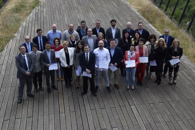 Foto de familia tras la entrega de los diplomas. :: l.r.