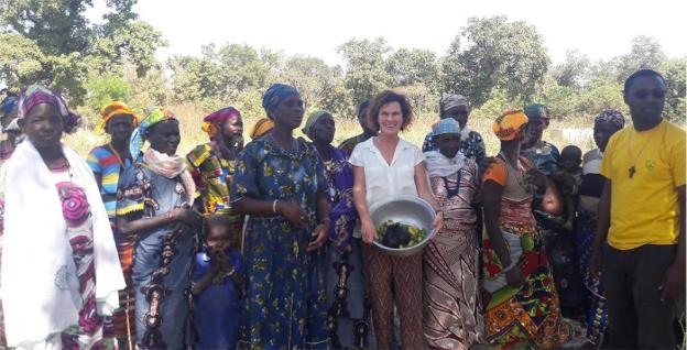 Maite de Aranzábal, con un grupo de mujeres africanas en un proyecto de cooperación. :: L. R.