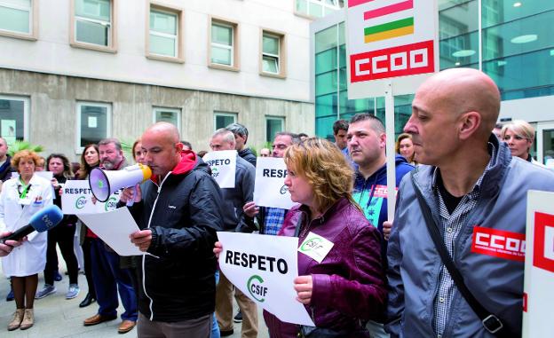 Concentración, en la mañana de ayer, en el acceso principal del San Pedro en repulsa de la agresión sufrida la semana pasada por un vigilante de seguridad.