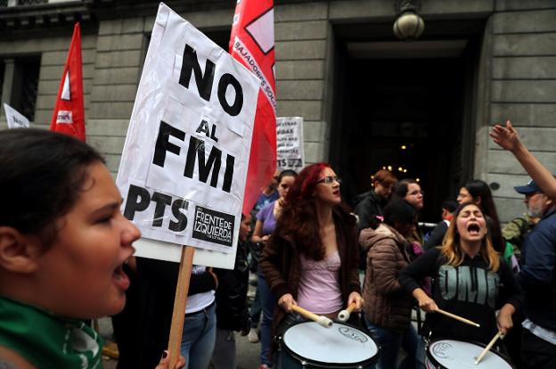 Activistas de izquierda protestan frente a la sede del Congreso en Buenos Aires. :: Marcos Brindicci/ reuters