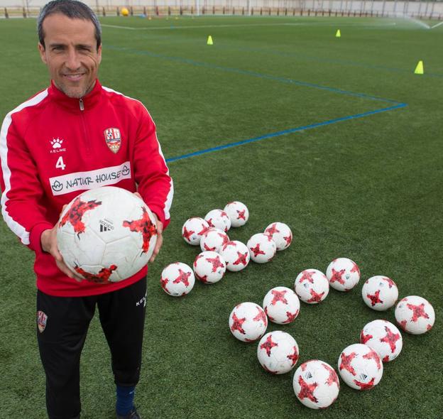 César Caneda, ayer en las instalaciones del Mundial 82 con los balones señalando un 40, los años que cumple hoy.