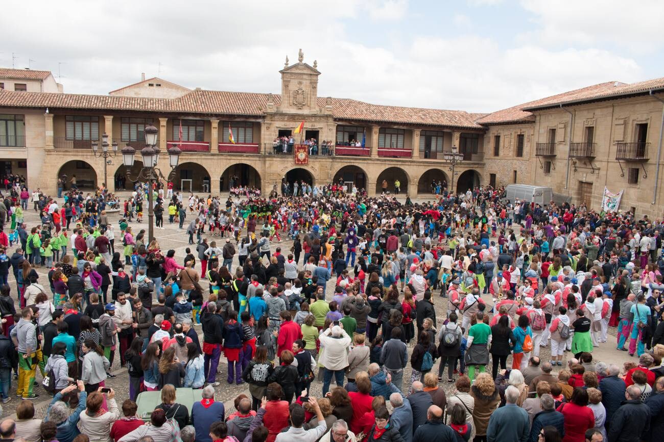 Primer día de las fiestas patronales del Santo en Santo Domingo de la Calzada, con el cohete, la procesión de Los Ramos y las prioras.