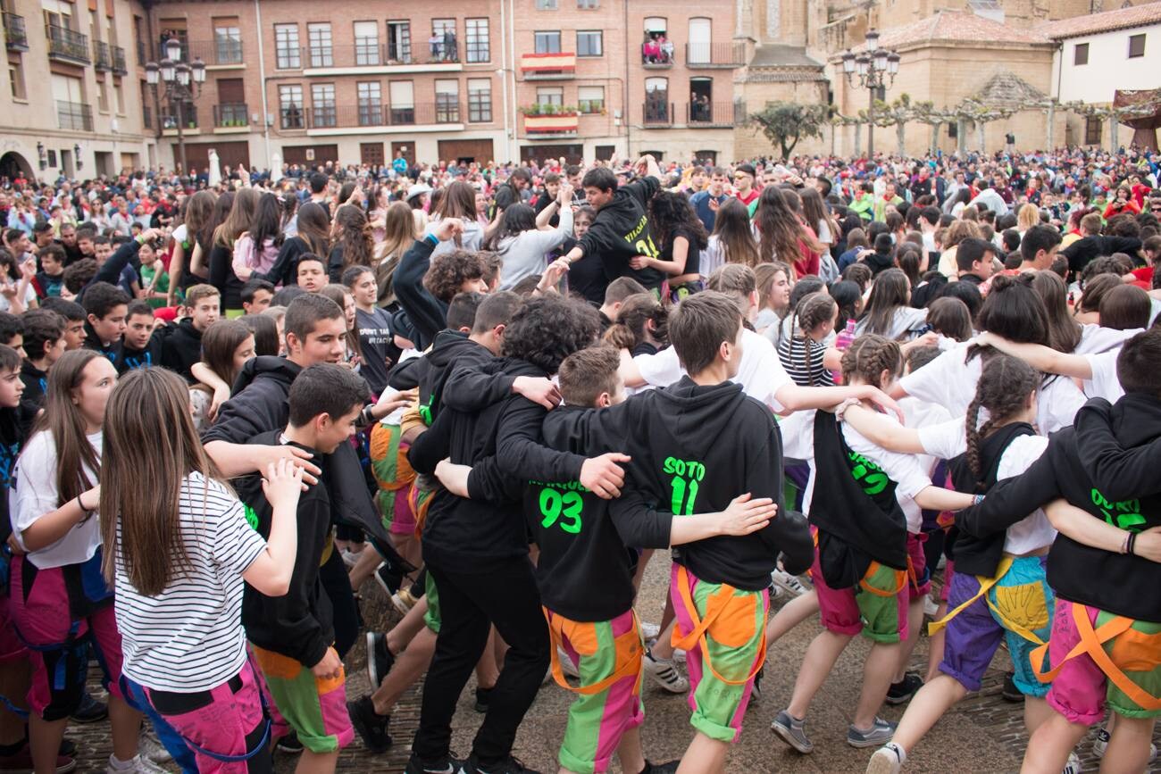 Primer día de las fiestas patronales del Santo en Santo Domingo de la Calzada, con el cohete, la procesión de Los Ramos y las prioras.