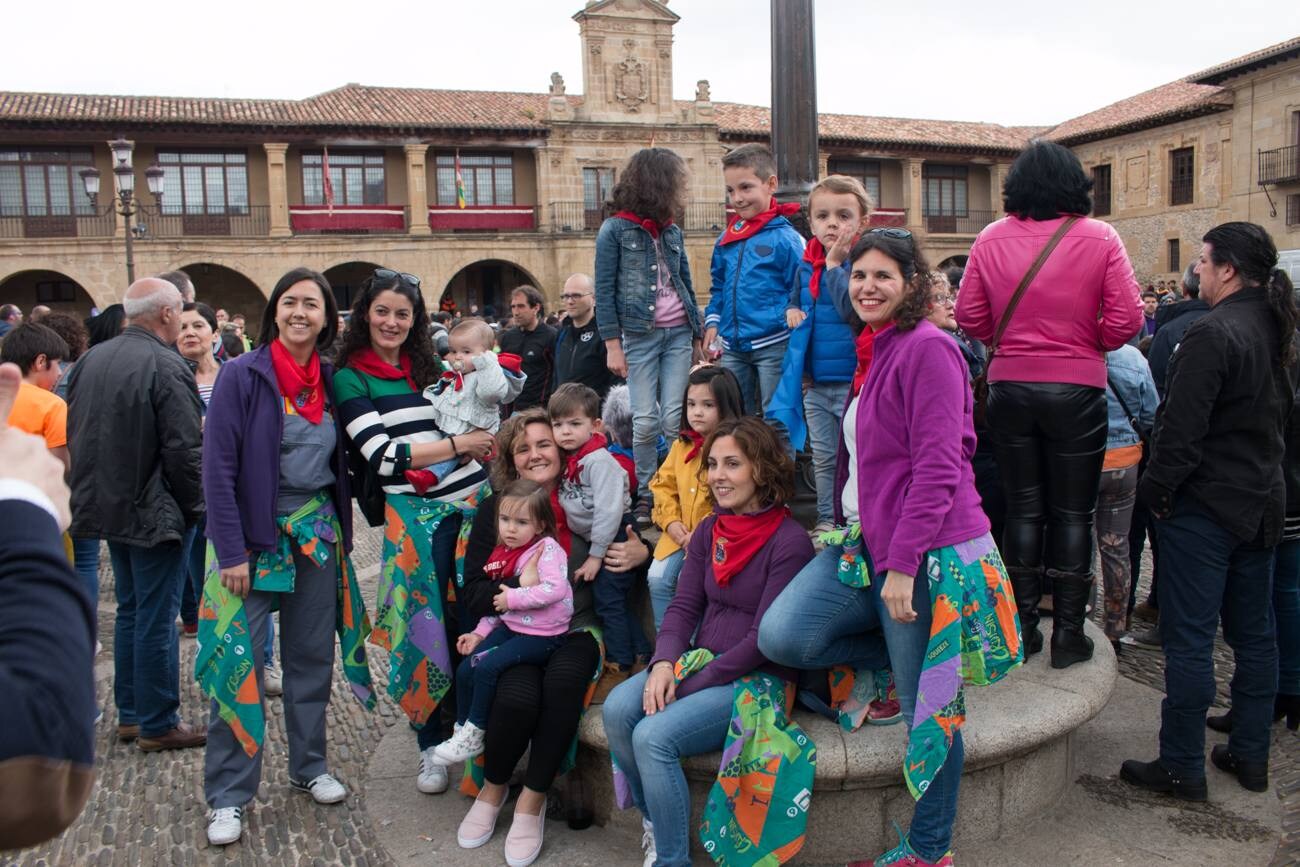 Primer día de las fiestas patronales del Santo en Santo Domingo de la Calzada, con el cohete, la procesión de Los Ramos y las prioras.