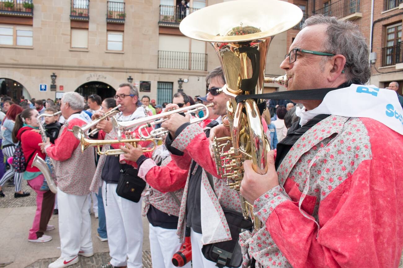 Primer día de las fiestas patronales del Santo en Santo Domingo de la Calzada, con el cohete, la procesión de Los Ramos y las prioras.