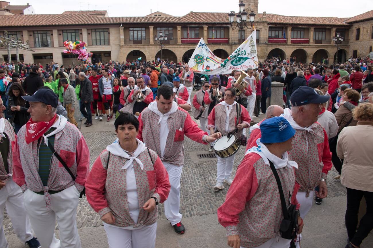 Primer día de las fiestas patronales del Santo en Santo Domingo de la Calzada, con el cohete, la procesión de Los Ramos y las prioras.