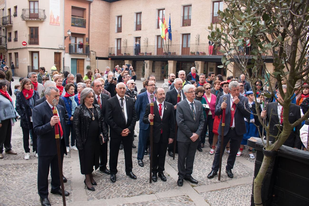 Primer día de las fiestas patronales del Santo en Santo Domingo de la Calzada, con el cohete, la procesión de Los Ramos y las prioras.