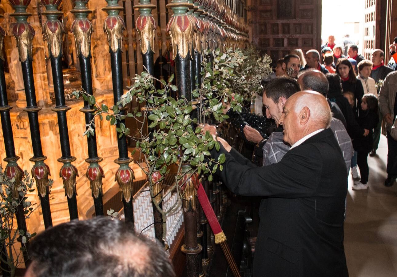Primer día de las fiestas patronales del Santo en Santo Domingo de la Calzada, con el cohete, la procesión de Los Ramos y las prioras.