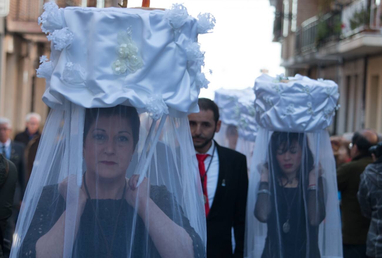 Primer día de las fiestas patronales del Santo en Santo Domingo de la Calzada, con el cohete, la procesión de Los Ramos y las prioras.