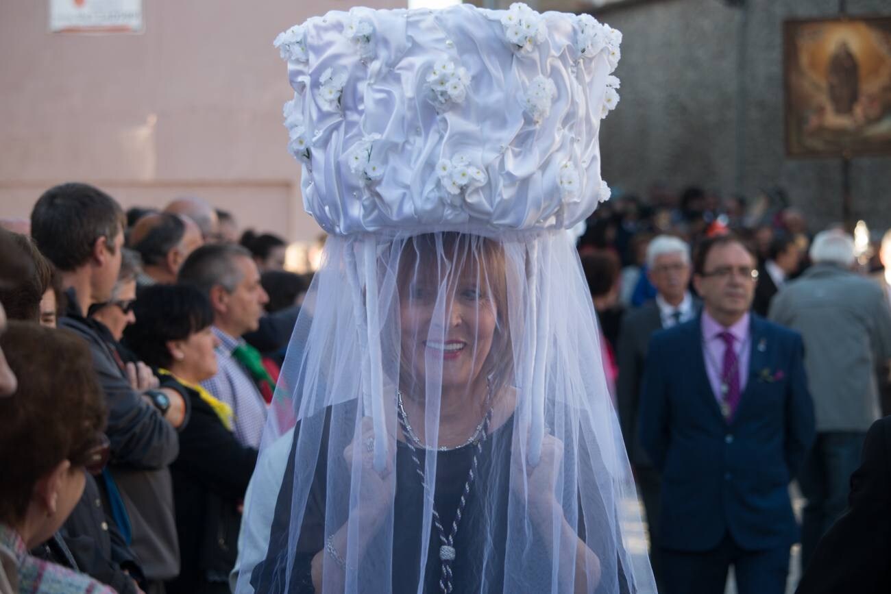 Primer día de las fiestas patronales del Santo en Santo Domingo de la Calzada, con el cohete, la procesión de Los Ramos y las prioras.