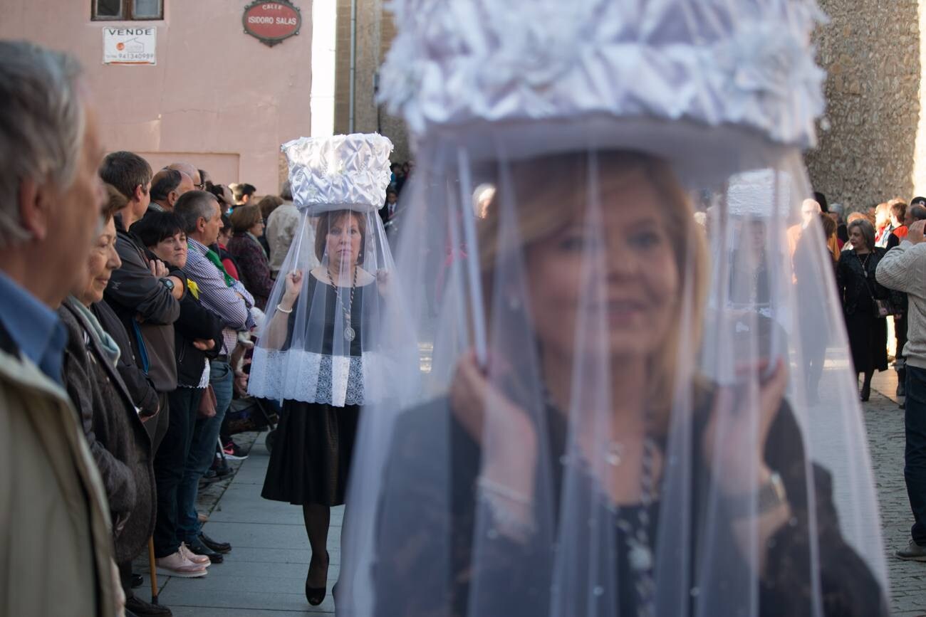 Primer día de las fiestas patronales del Santo en Santo Domingo de la Calzada, con el cohete, la procesión de Los Ramos y las prioras.