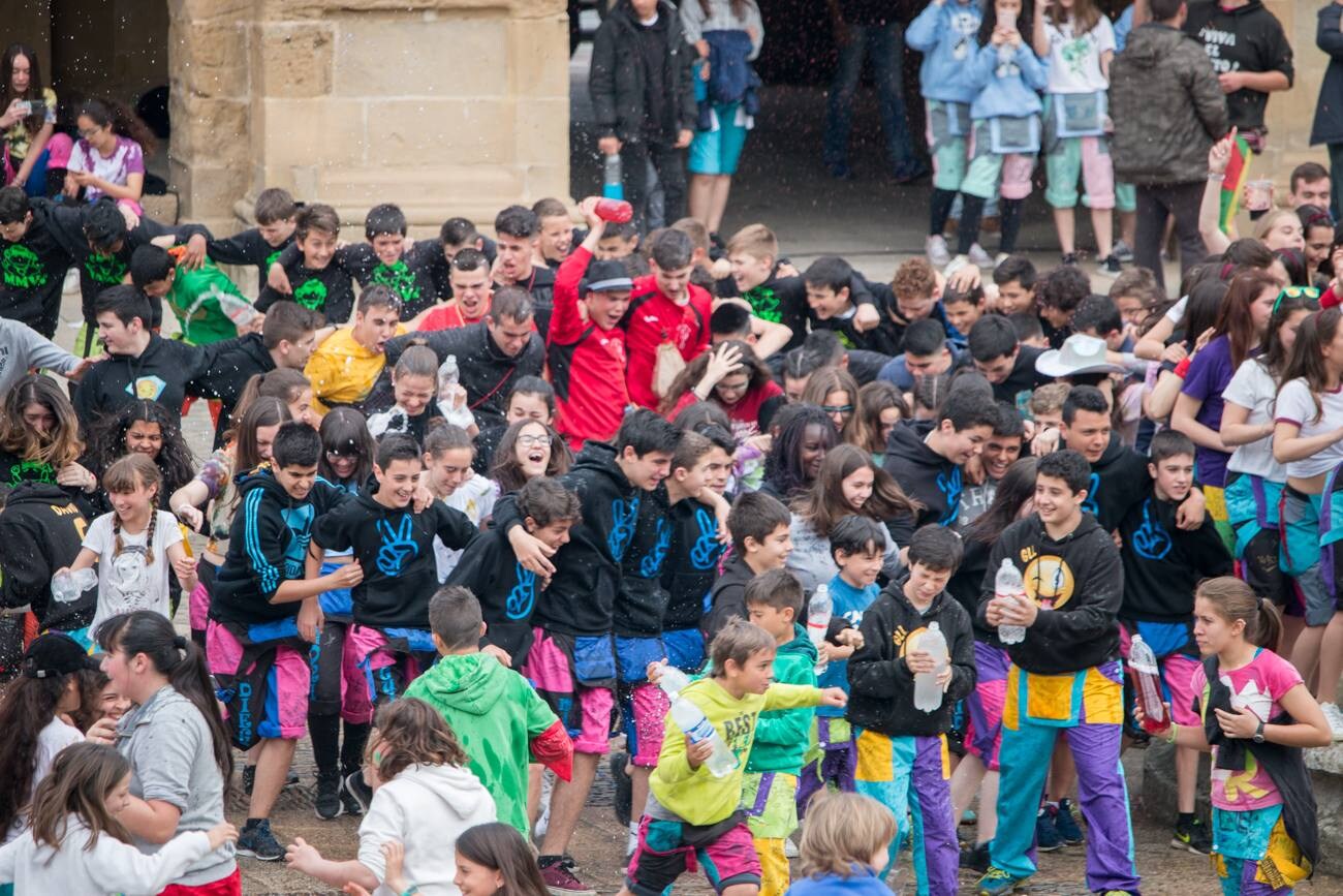 Primer día de las fiestas patronales del Santo en Santo Domingo de la Calzada, con el cohete, la procesión de Los Ramos y las prioras.