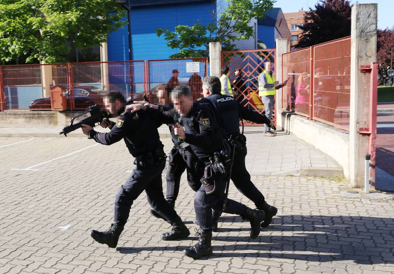 El IES Cosme García fue el escenario, en la tarde de ayer, de un simulacro de ataque terrorista en el que se activó un espectacular despliegue de medios de emergencia. El centro educativo testó así el primer protocolo frente a intrusiones armadas en centros educativos que ha sido elaborado por los docentes y alumnos del IES Cosme García.