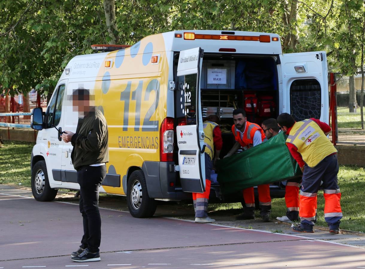 El IES Cosme García fue el escenario, en la tarde de ayer, de un simulacro de ataque terrorista en el que se activó un espectacular despliegue de medios de emergencia. El centro educativo testó así el primer protocolo frente a intrusiones armadas en centros educativos que ha sido elaborado por los docentes y alumnos del IES Cosme García.