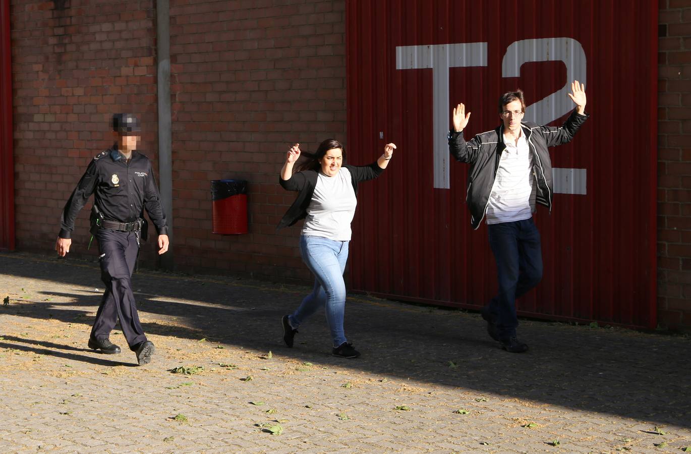 El IES Cosme García fue el escenario, en la tarde de ayer, de un simulacro de ataque terrorista en el que se activó un espectacular despliegue de medios de emergencia. El centro educativo testó así el primer protocolo frente a intrusiones armadas en centros educativos que ha sido elaborado por los docentes y alumnos del IES Cosme García.