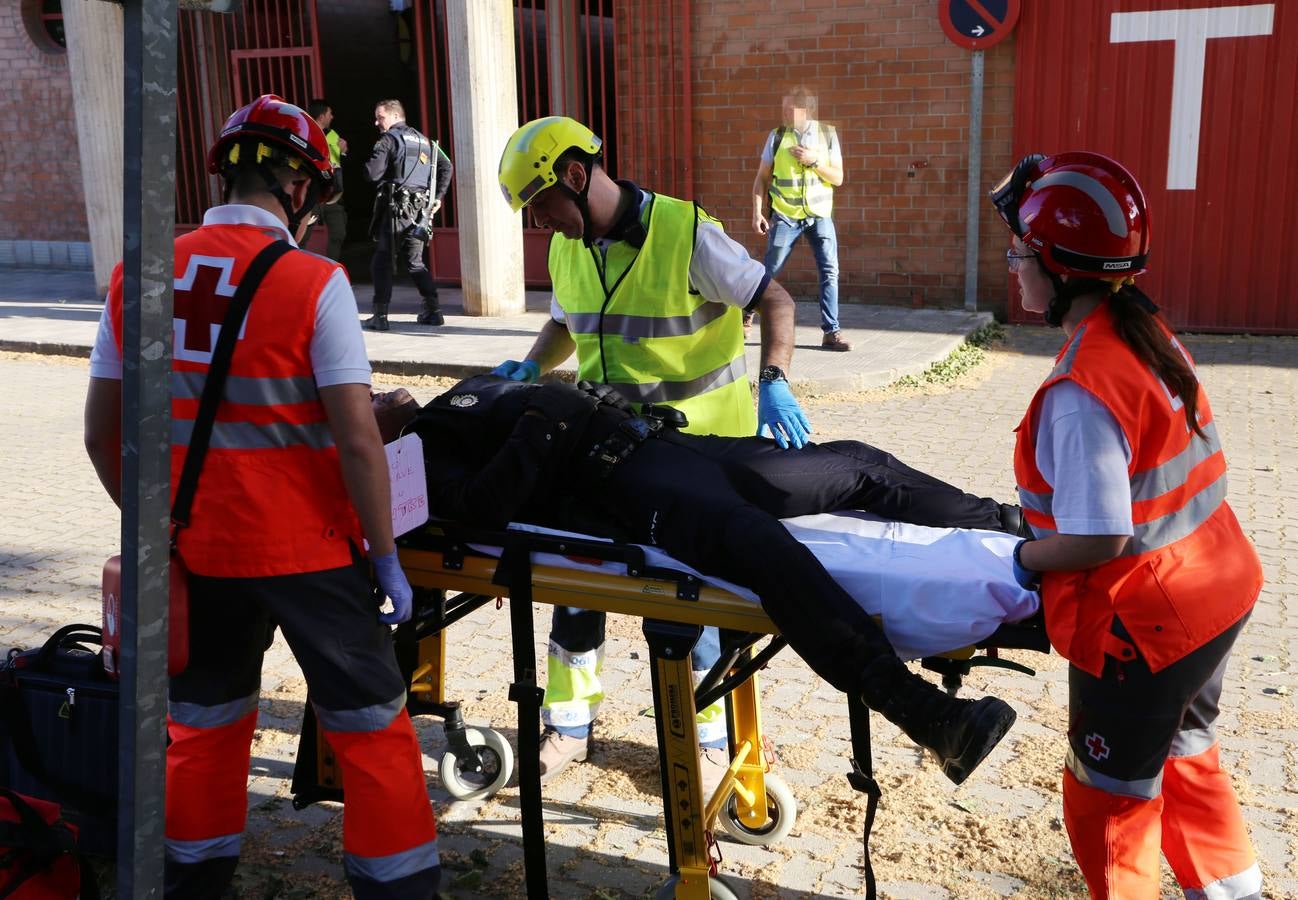 El IES Cosme García fue el escenario, en la tarde de ayer, de un simulacro de ataque terrorista en el que se activó un espectacular despliegue de medios de emergencia. El centro educativo testó así el primer protocolo frente a intrusiones armadas en centros educativos que ha sido elaborado por los docentes y alumnos del IES Cosme García.