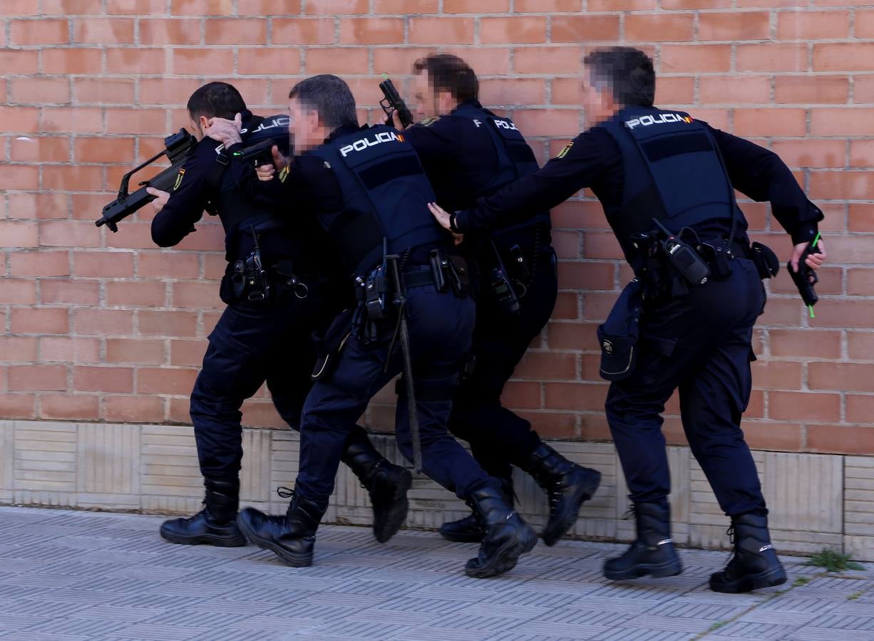 El IES Cosme García fue el escenario, en la tarde de ayer, de un simulacro de ataque terrorista en el que se activó un espectacular despliegue de medios de emergencia. El centro educativo testó así el primer protocolo frente a intrusiones armadas en centros educativos que ha sido elaborado por los docentes y alumnos del IES Cosme García.