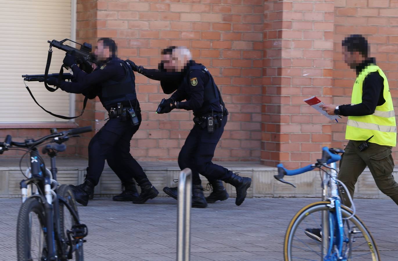El IES Cosme García fue el escenario, en la tarde de ayer, de un simulacro de ataque terrorista en el que se activó un espectacular despliegue de medios de emergencia. El centro educativo testó así el primer protocolo frente a intrusiones armadas en centros educativos que ha sido elaborado por los docentes y alumnos del IES Cosme García.