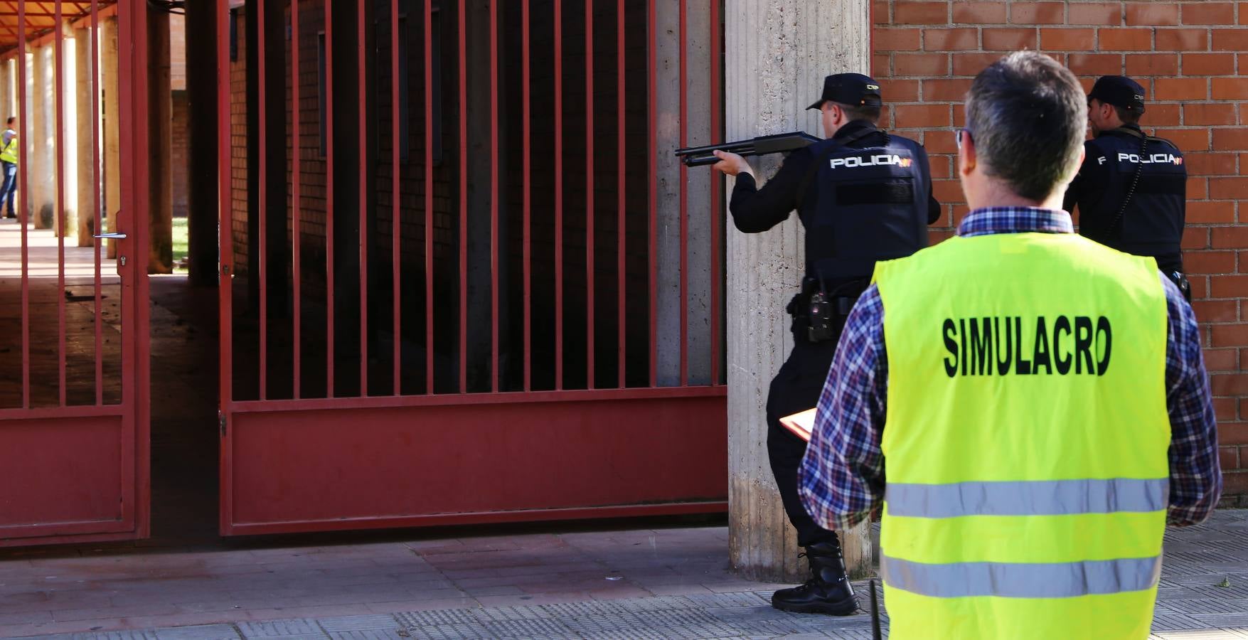 El IES Cosme García fue el escenario, en la tarde de ayer, de un simulacro de ataque terrorista en el que se activó un espectacular despliegue de medios de emergencia. El centro educativo testó así el primer protocolo frente a intrusiones armadas en centros educativos que ha sido elaborado por los docentes y alumnos del IES Cosme García.