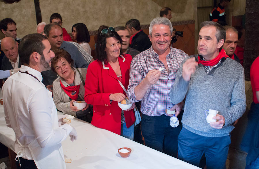 Segunda jornada de las fiestas del Santo con imágenes de la procesión de las doncellas, La Rueda y reparto de pan con cebolleta.