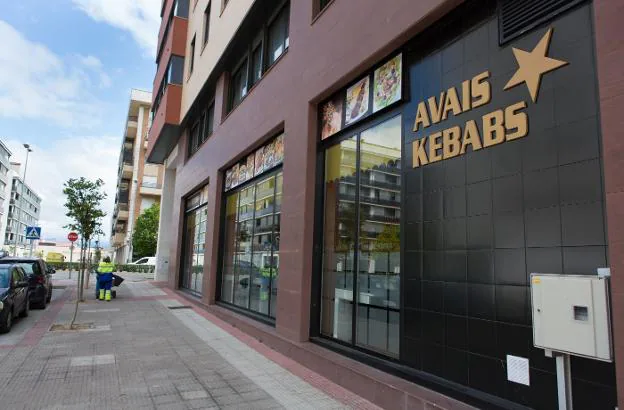 El kebab del barrio de Los Lirios se ubica en avenida de Zaragoza y sobre él pesa una orden municipal de cese de la actividad. :: sonia tercero