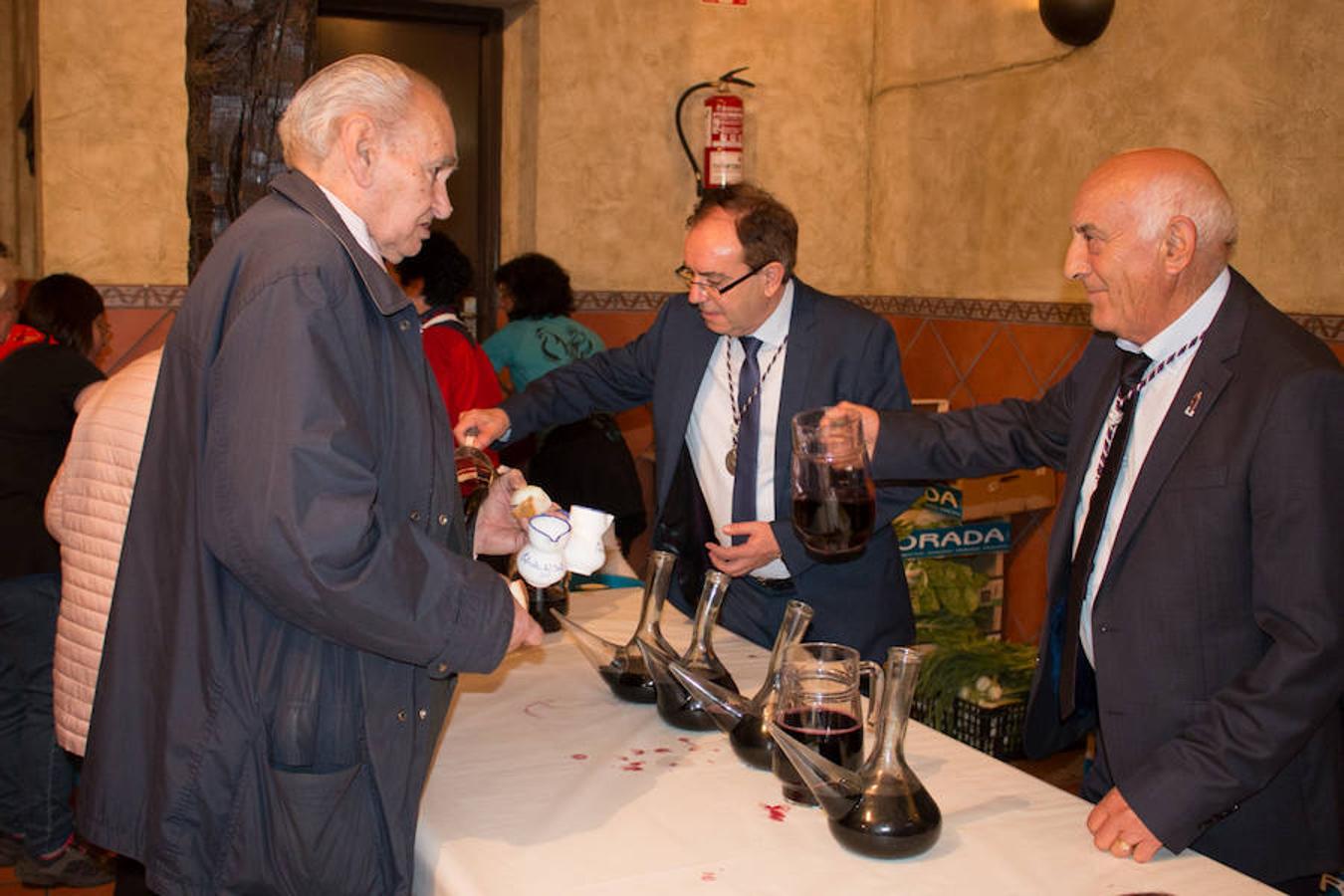 Segunda jornada de las fiestas del Santo con imágenes de la procesión de las doncellas, La Rueda y reparto de pan con cebolleta.