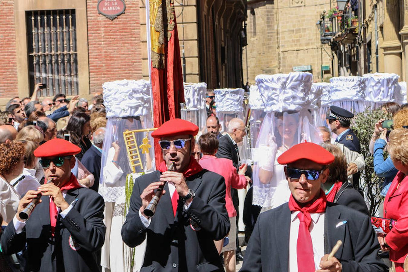 Segunda jornada de las fiestas del Santo con imágenes de la procesión de las doncellas, La Rueda y reparto de pan con cebolleta.