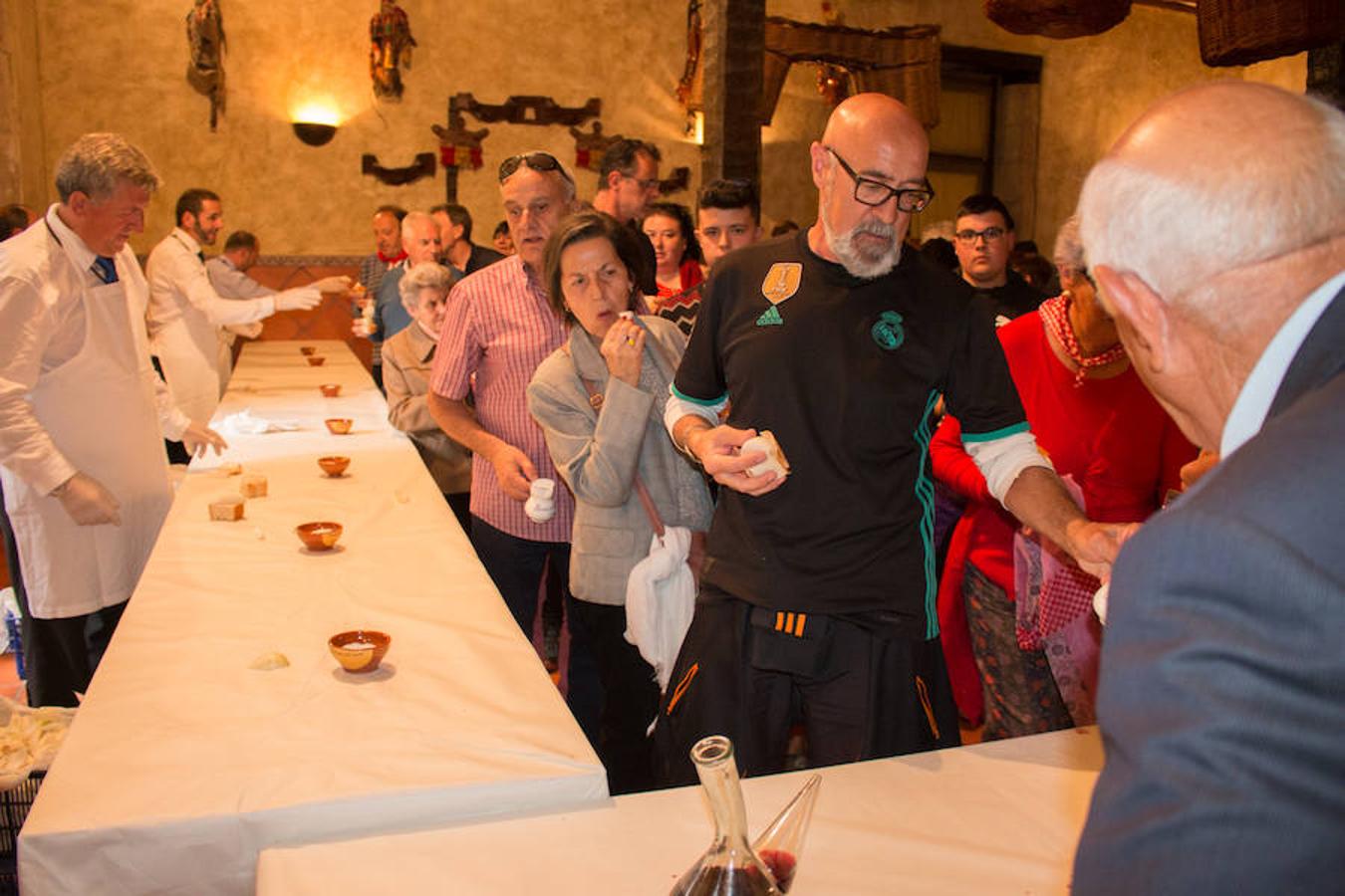 Segunda jornada de las fiestas del Santo con imágenes de la procesión de las doncellas, La Rueda y reparto de pan con cebolleta.