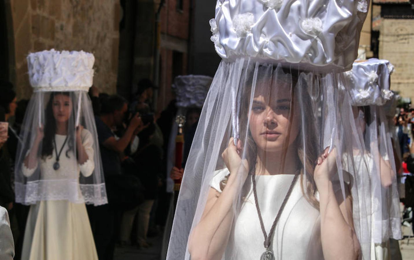 Segunda jornada de las fiestas del Santo con imágenes de la procesión de las doncellas, La Rueda y reparto de pan con cebolleta.