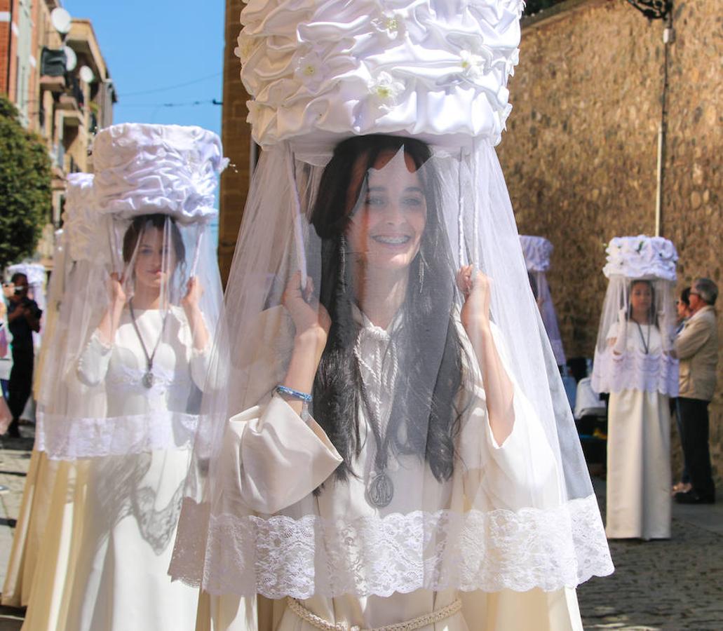 Segunda jornada de las fiestas del Santo con imágenes de la procesión de las doncellas, La Rueda y reparto de pan con cebolleta.