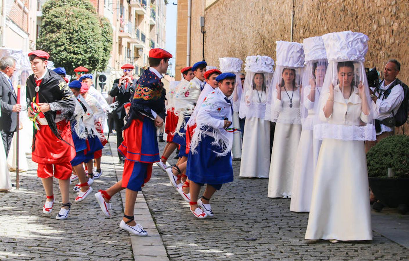 Segunda jornada de las fiestas del Santo con imágenes de la procesión de las doncellas, La Rueda y reparto de pan con cebolleta.