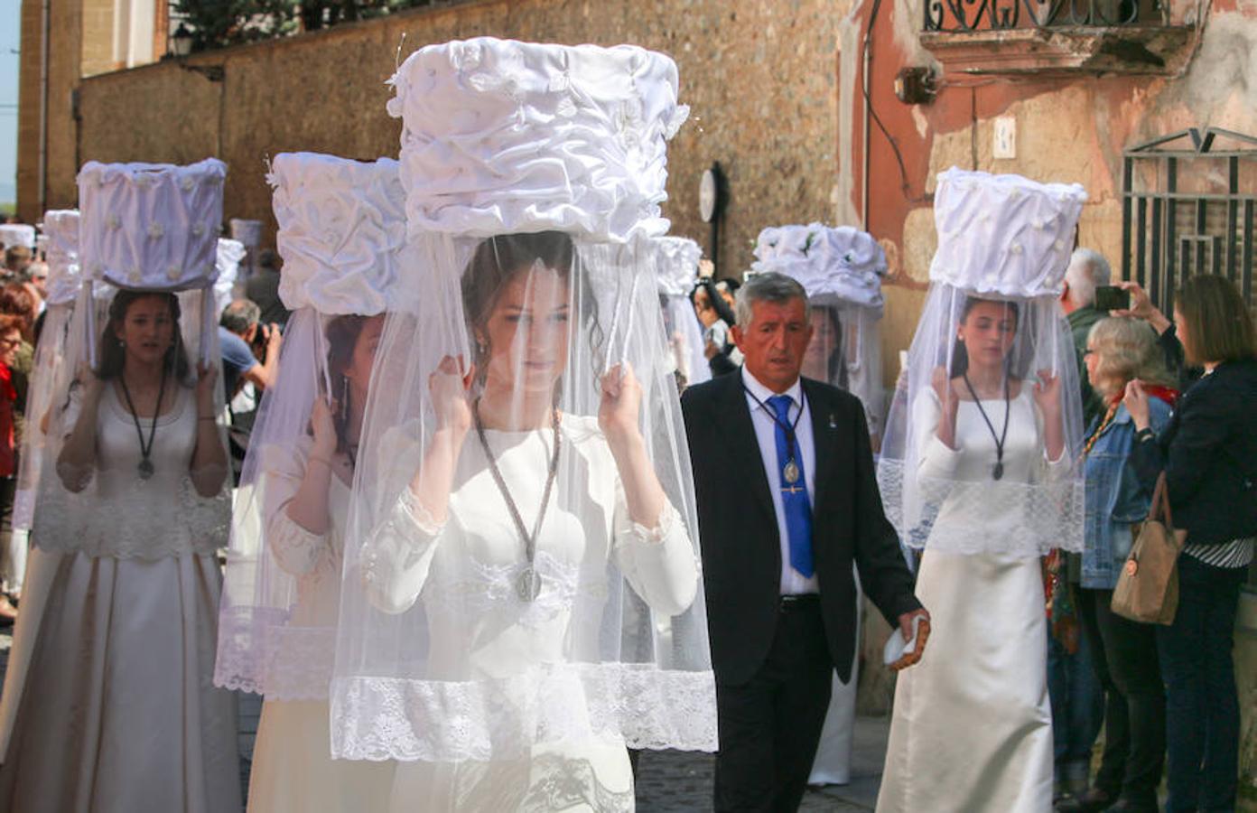 Segunda jornada de las fiestas del Santo con imágenes de la procesión de las doncellas, La Rueda y reparto de pan con cebolleta.