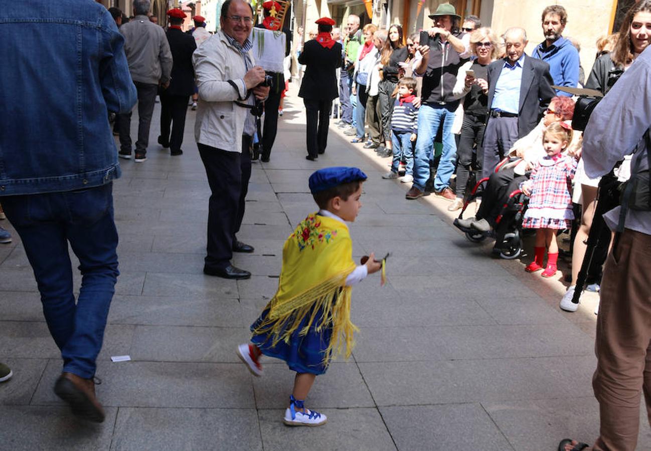 Segunda jornada de las fiestas del Santo con imágenes de la procesión de las doncellas, La Rueda y reparto de pan con cebolleta.