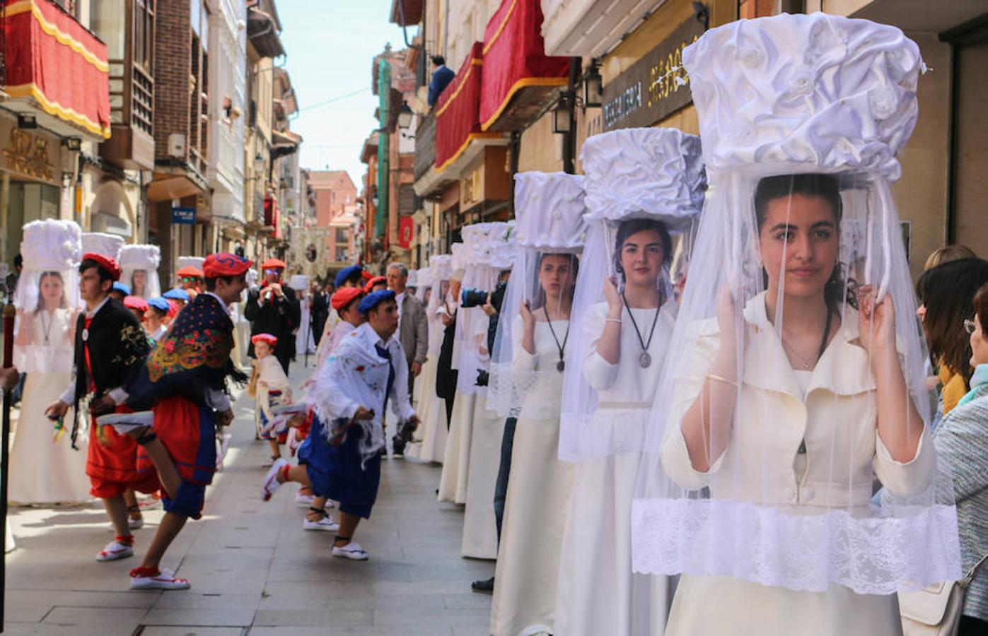 Segunda jornada de las fiestas del Santo con imágenes de la procesión de las doncellas, La Rueda y reparto de pan con cebolleta.