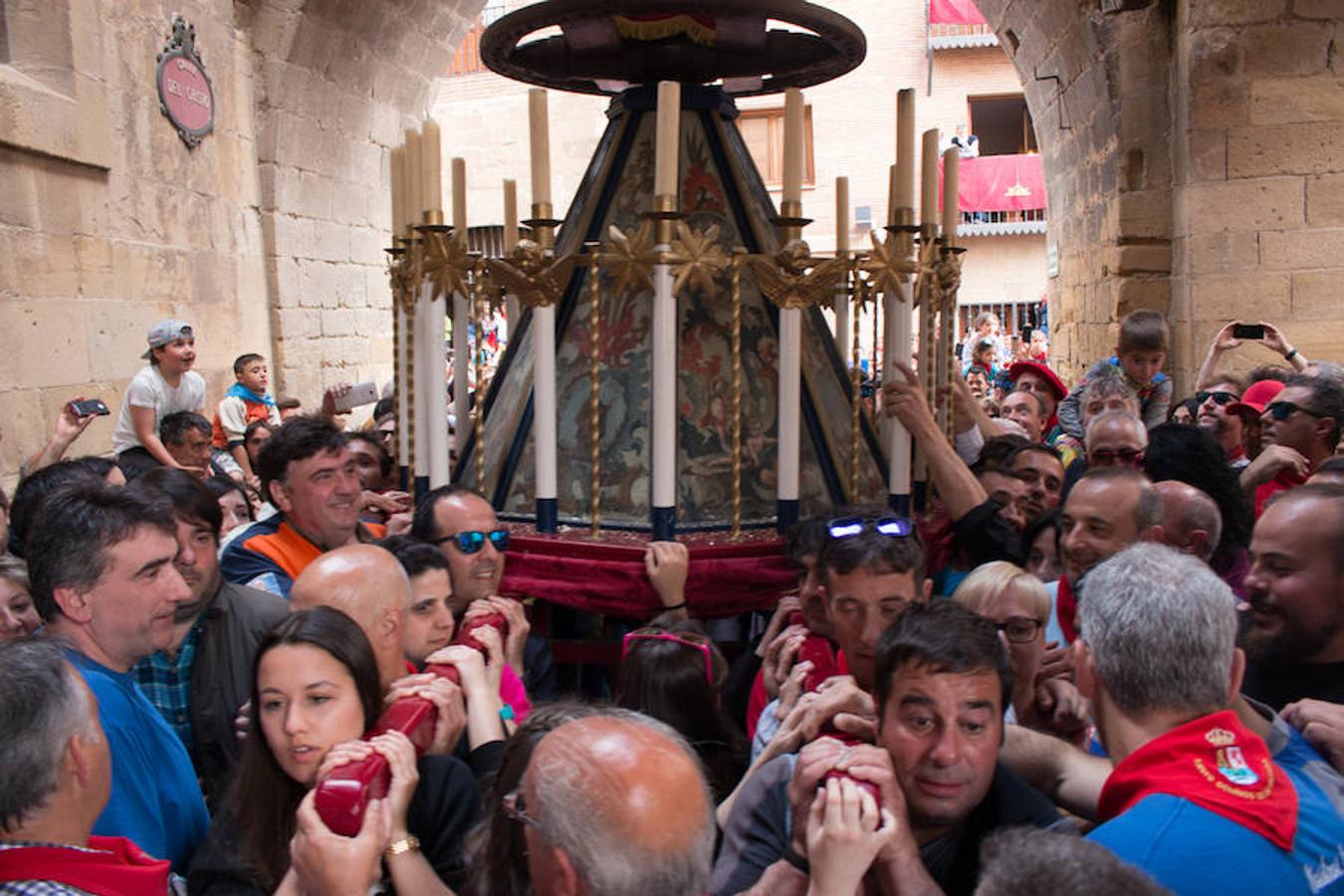 Segunda jornada de las fiestas del Santo con imágenes de la procesión de las doncellas, La Rueda y reparto de pan con cebolleta.