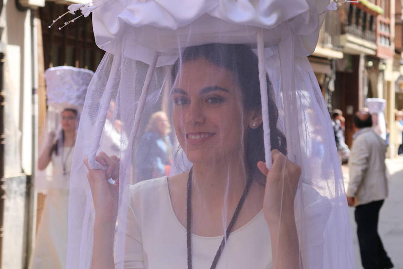 Segunda jornada de las fiestas del Santo con imágenes de la procesión de las doncellas, La Rueda y reparto de pan con cebolleta.