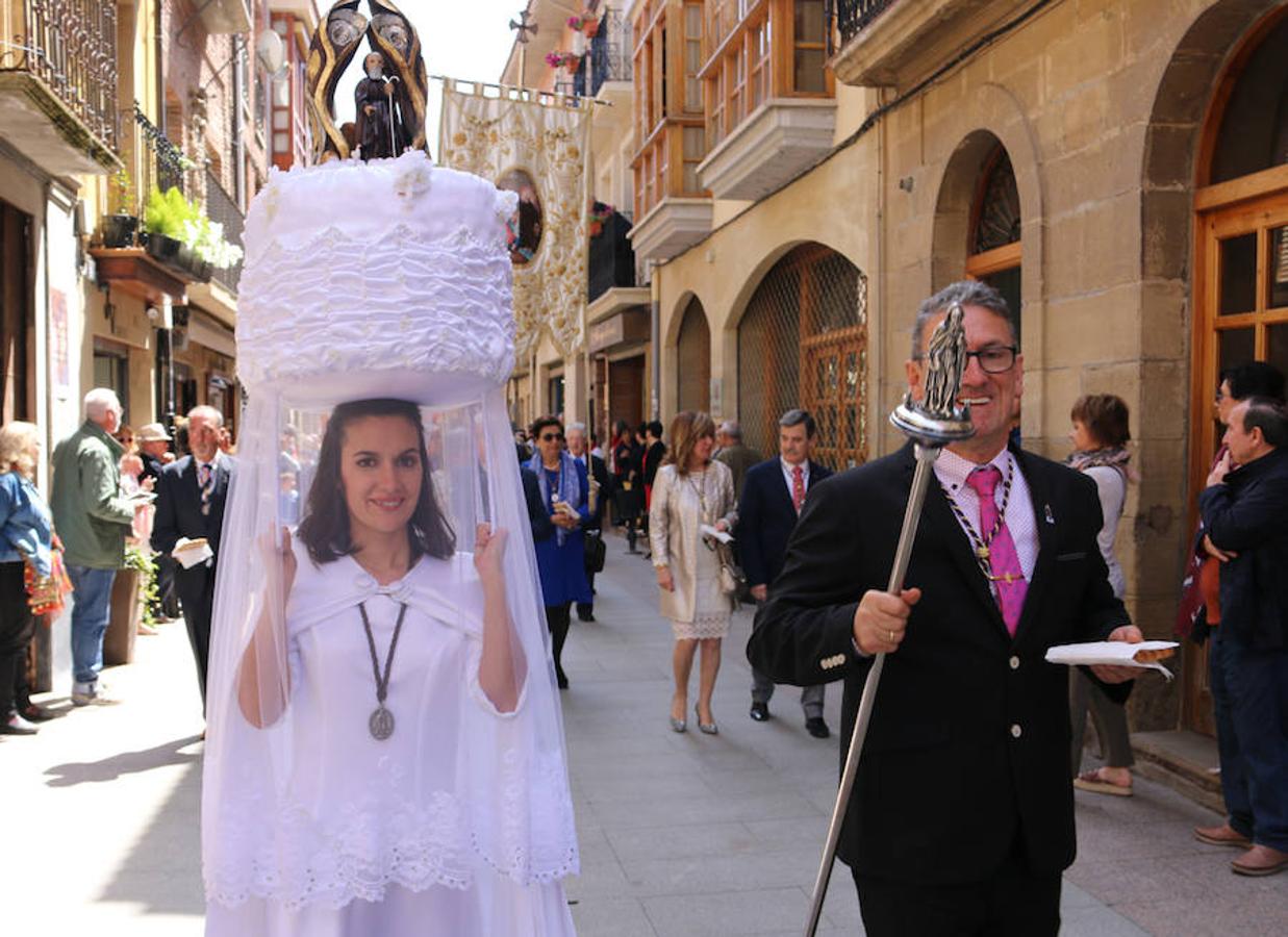 Segunda jornada de las fiestas del Santo con imágenes de la procesión de las doncellas, La Rueda y reparto de pan con cebolleta.