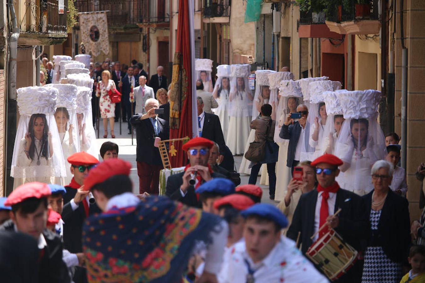 Segunda jornada de las fiestas del Santo con imágenes de la procesión de las doncellas, La Rueda y reparto de pan con cebolleta.