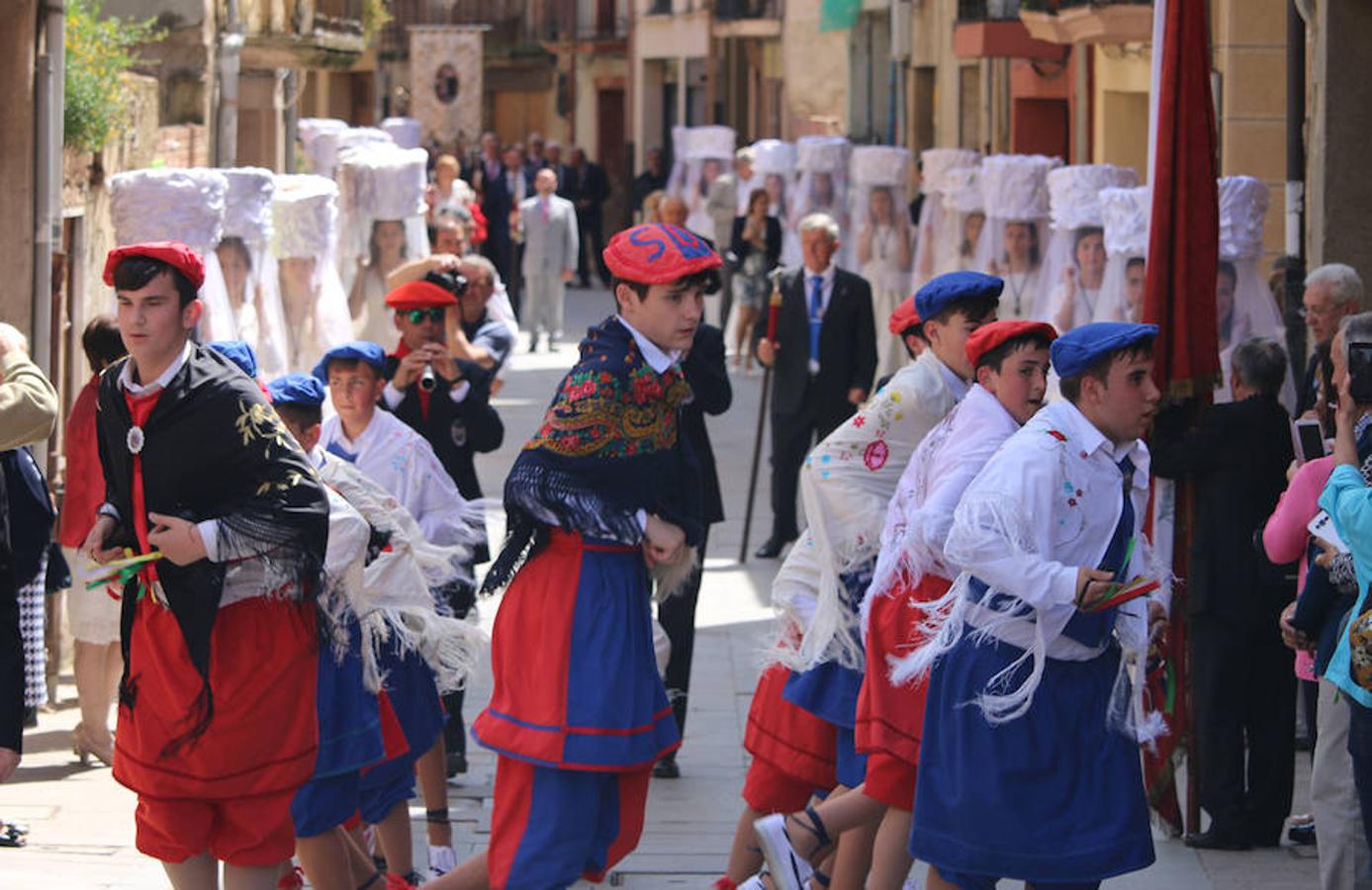 Segunda jornada de las fiestas del Santo con imágenes de la procesión de las doncellas, La Rueda y reparto de pan con cebolleta.