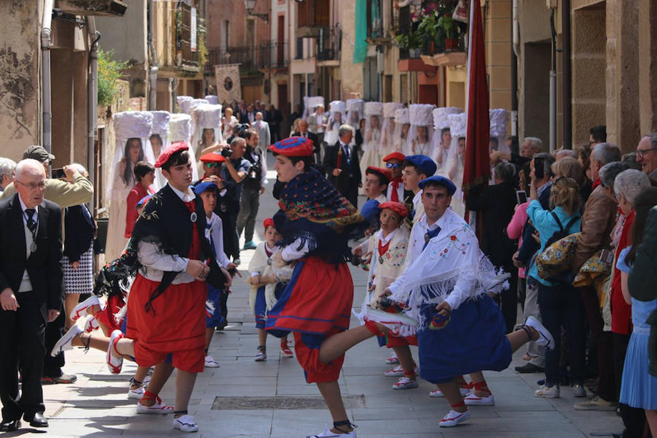 Segunda jornada de las fiestas del Santo con imágenes de la procesión de las doncellas, La Rueda y reparto de pan con cebolleta.