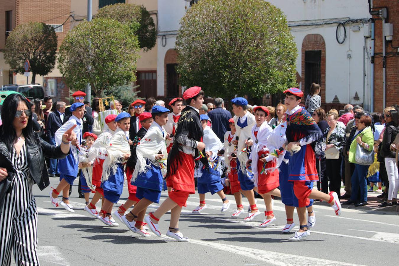 Segunda jornada de las fiestas del Santo con imágenes de la procesión de las doncellas, La Rueda y reparto de pan con cebolleta.