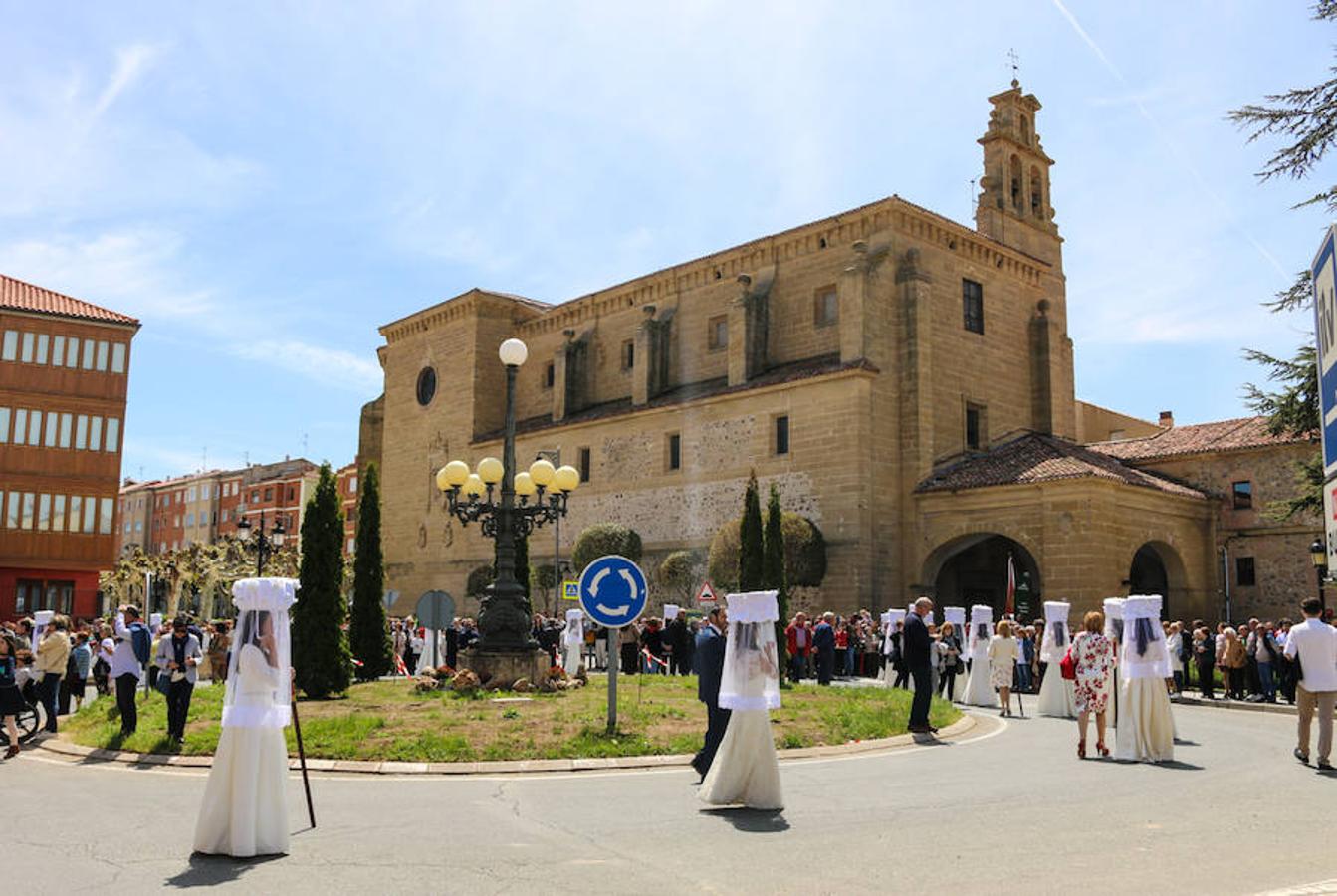 Segunda jornada de las fiestas del Santo con imágenes de la procesión de las doncellas, La Rueda y reparto de pan con cebolleta.