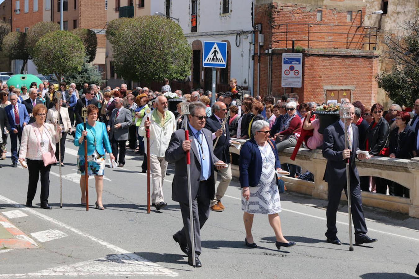 Segunda jornada de las fiestas del Santo con imágenes de la procesión de las doncellas, La Rueda y reparto de pan con cebolleta.