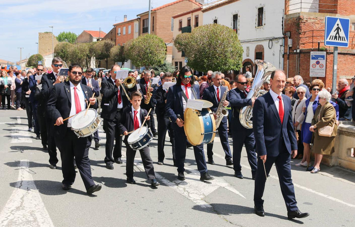 Segunda jornada de las fiestas del Santo con imágenes de la procesión de las doncellas, La Rueda y reparto de pan con cebolleta.