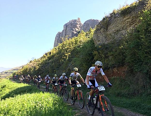 Van der Poel tira del grupo en la subida hacia Clavijo, seguido de Luis Leao Pinto